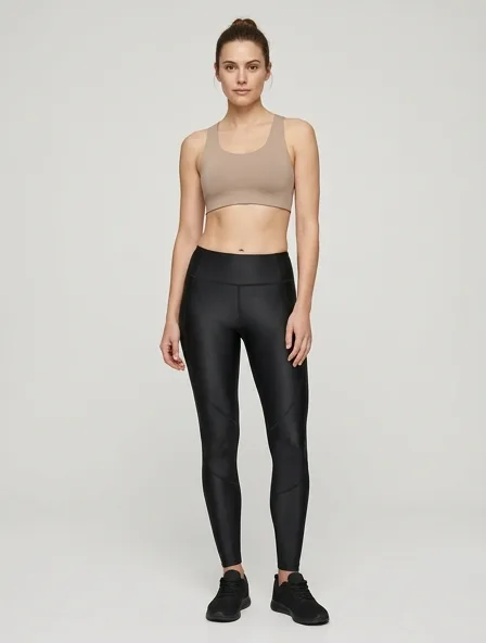 Leggings in polyester and elastane, on a model in a studio