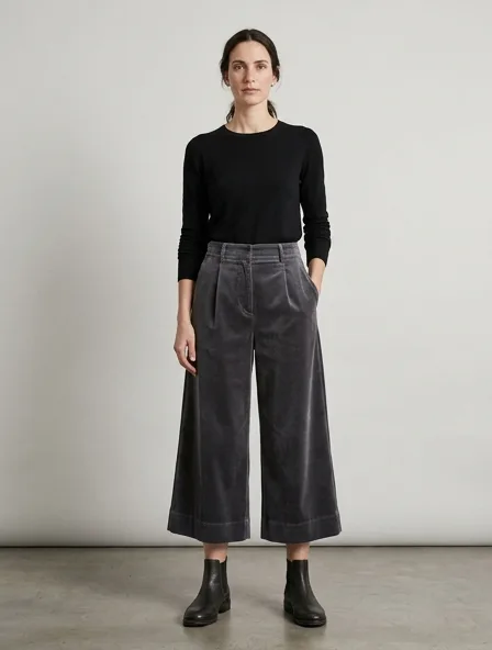 Culottes in cotton velvet, on a model in a studio