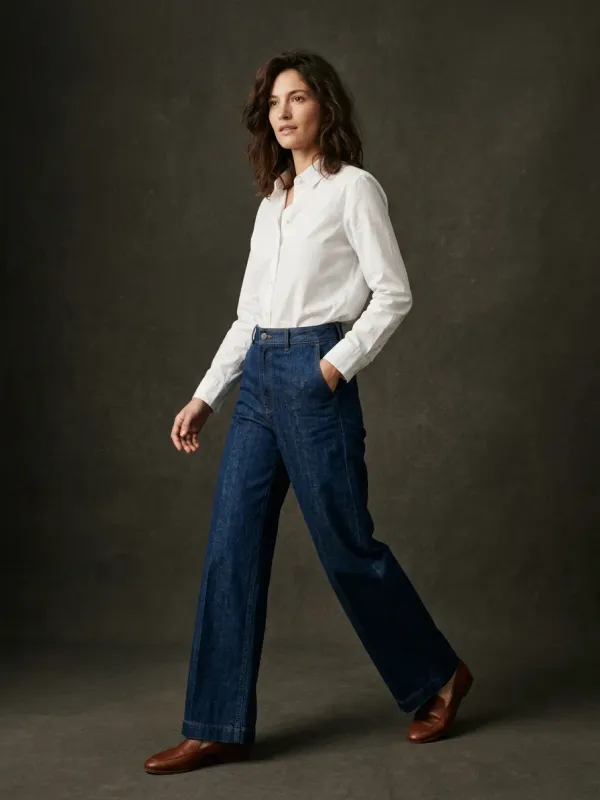 The photo in: a white shirt and dark jeans worn by a woman on location